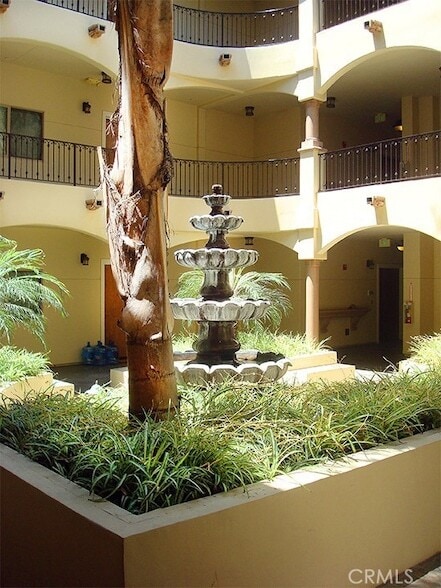 10640 Woodbridge St, Unit PH2 in Los Angeles, CA - Foto de edificio - Building Photo