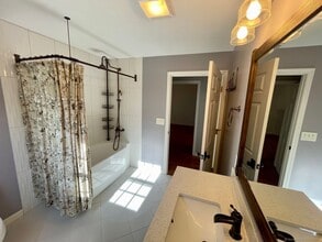 939 Ocean Ave in New London, CT - Building Photo - Building Photo