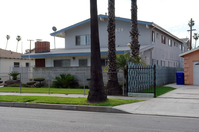 628 E Hardy St in Inglewood, CA - Foto de edificio - Building Photo