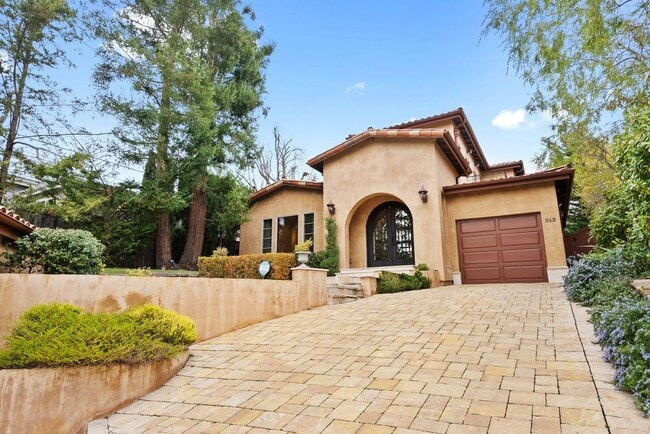 property at 512 Lakeview Way