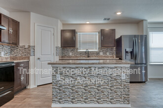 8135 Calisto Mnr in San Antonio, TX - Foto de edificio - Building Photo