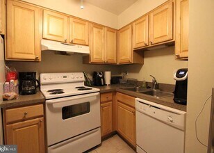 8502 Barrington Ct in West Springfield, VA - Building Photo - Building Photo