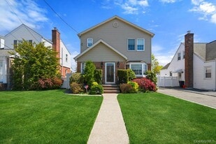 296 Euston Rd S in Garden City, NY - Building Photo