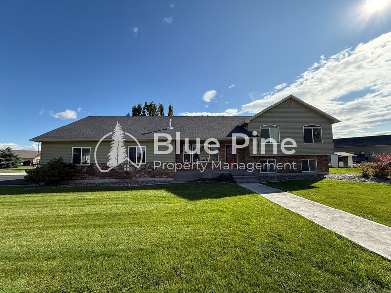 3834 E 446 N in Rigby, ID - Building Photo