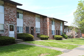 Meadoway Gardens in Middletown, CT - Building Photo - Building Photo