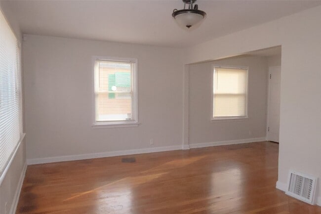 10131 Cabot Dr in St. Louis, MO - Building Photo - Building Photo