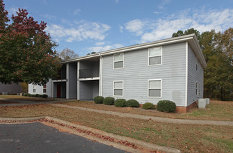 Oak Hill Apartments in Wadesboro, NC - Building Photo - Building Photo