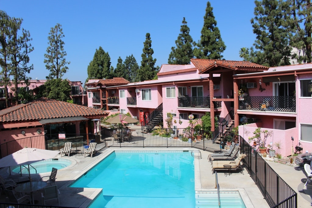 Villa Grande Apartments in Buena Park, CA - Foto de edificio