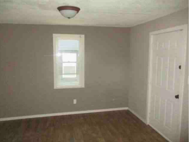 805 S Hardy Ave in Independence, MO - Foto de edificio - Building Photo