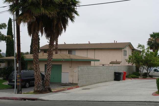 West Drive Apartments in Vista, CA - Foto de edificio - Building Photo