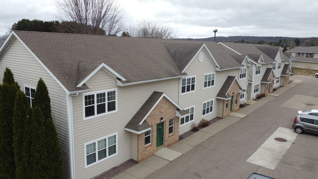 Silver Drive Apartments in Baraboo, WI - Building Photo