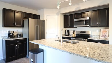 13416 Alpine Dr, Unit Bedroom #5 in Charlotte, NC - Building Photo - Building Photo