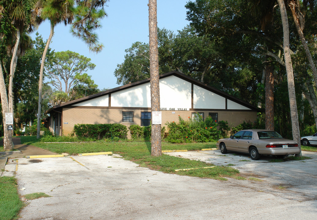 526 Live Oak St in Edgewater, FL - Foto de edificio