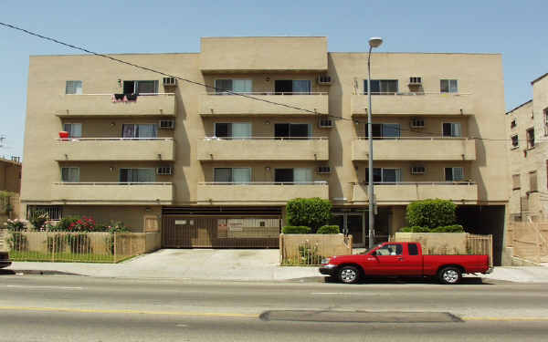 1321 S Hoover St in Los Angeles, CA - Foto de edificio - Building Photo