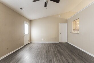 1418 Green Spring Way in Greenwood, IN - Foto de edificio - Building Photo