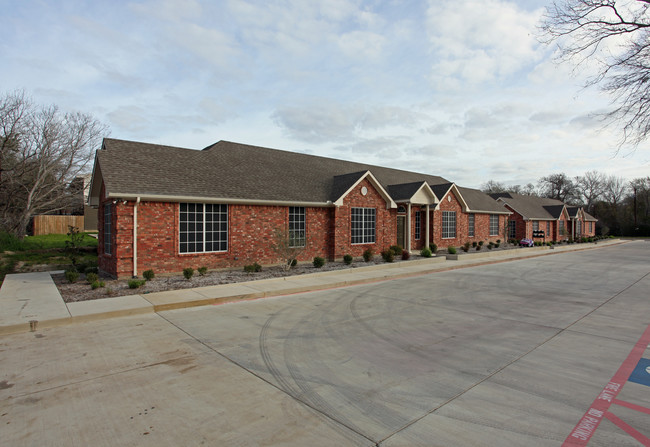 1203 Clay St in Ennis, TX - Foto de edificio - Building Photo