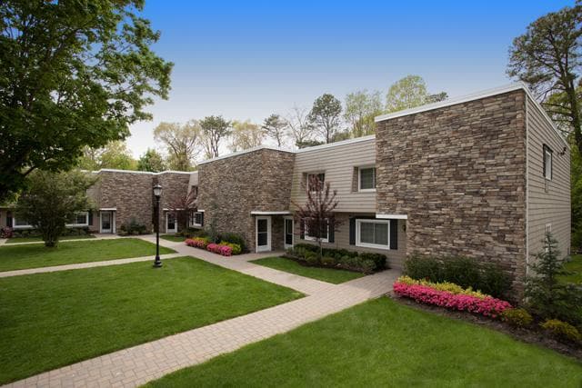 Fairfield Estates At Bohemia in Bohemia, NY - Foto de edificio - Building Photo