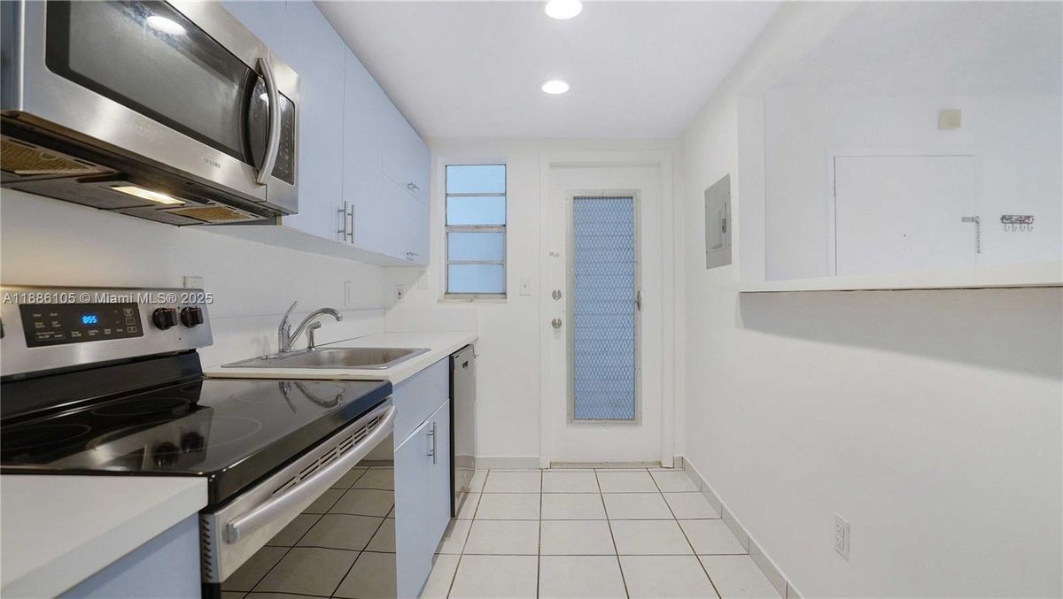 1340 Lincoln Rd in Miami Beach, FL - Building Photo