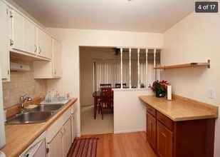 402 Pinetree Ln, Unit C2 in Schaumburg, IL - Building Photo - Building Photo