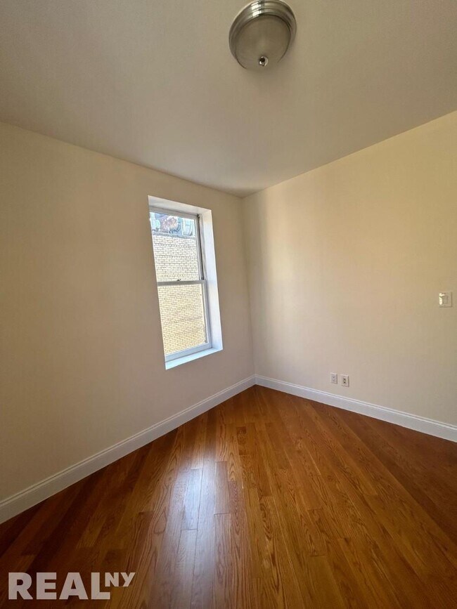 207-209 W 11th St-Unit -6B in New York, NY - Building Photo - Building Photo