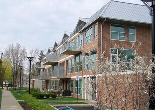 300 Hamilton Street, Unit 301 in Plymouth, MI - Foto de edificio - Building Photo