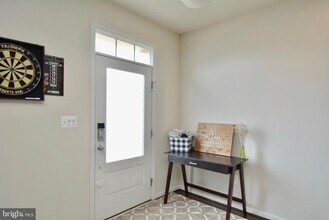 22305 Broadway Ave in Clarksburg, MD - Foto de edificio - Building Photo