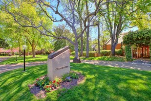 888 Woodside Ln E in Sacramento, CA - Building Photo