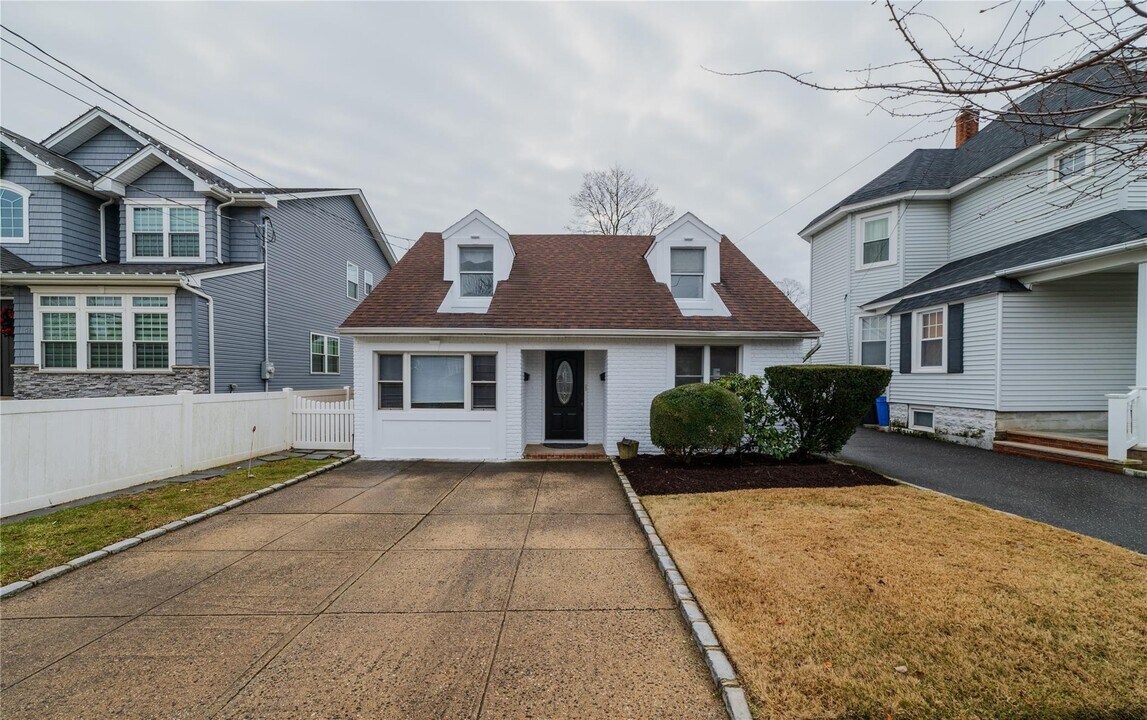 79 Mill River Ave-Unit -upper in Hempstead, NY - Foto de edificio