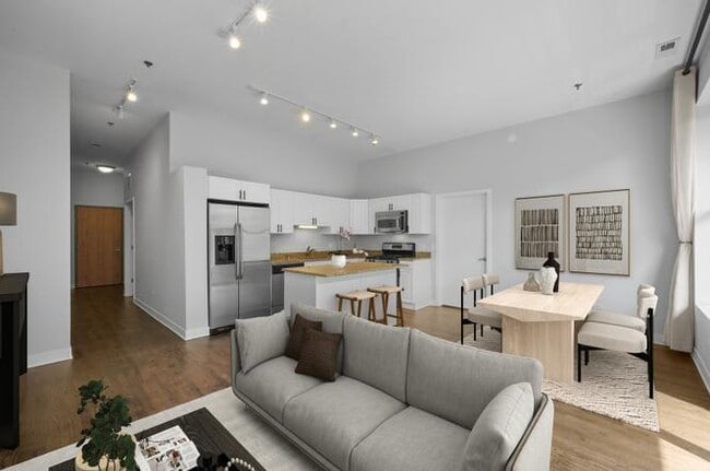 2 S Leavitt St, Unit 212 in Chicago, IL - Building Photo - Building Photo