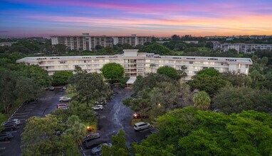 3900 Oaks Clubhouse Dr in Pompano Beach, FL - Foto de edificio - Building Photo