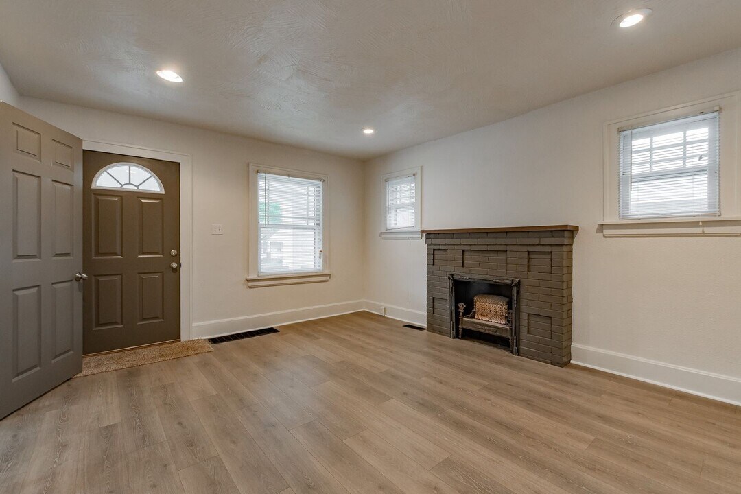 923 E Loren St in Springfield, MO - Building Photo