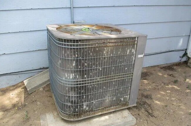 348 Hilltop St in Elkhart, KS - Foto de edificio - Building Photo