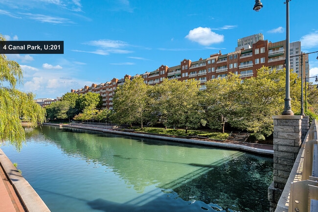 4 Canal Park, Unit 201 in Cambridge, MA - Foto de edificio - Building Photo