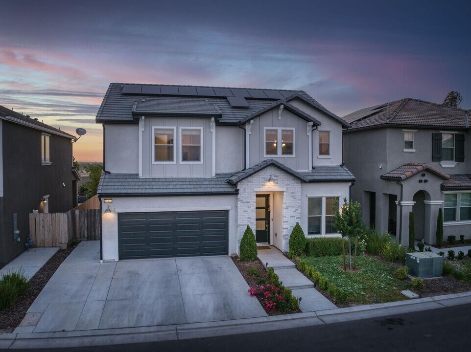 11425 N Via Campagna Dr in Fresno, CA - Building Photo