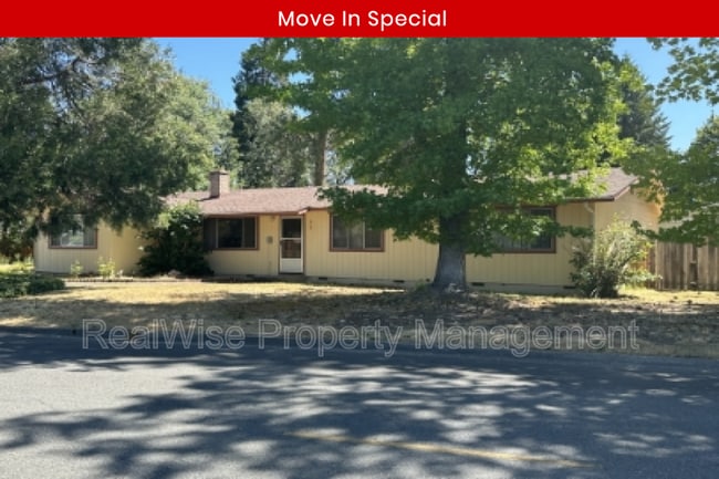 property at 615 SW Westholm Ave