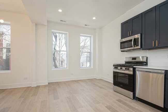 1518 N Elk Grove Ave in Chicago, IL - Building Photo - Building Photo