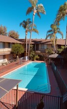 South Pacific Apartments in Hawthorne, CA - Foto de edificio - Building Photo