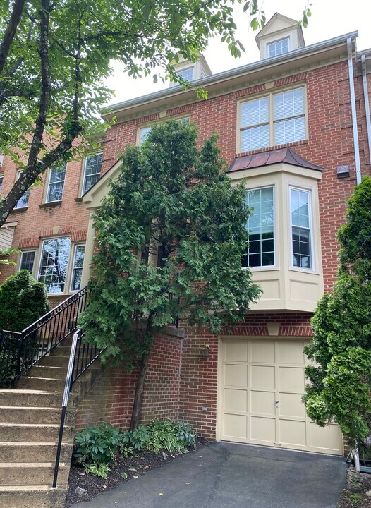 3004 Fallswood Glen Ct in Falls Church, VA - Building Photo