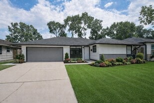 5330 Windswept Ln in Houston, TX - Building Photo