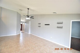 5627 War Admiral Dr in Zephyrhills, FL - Building Photo - Building Photo