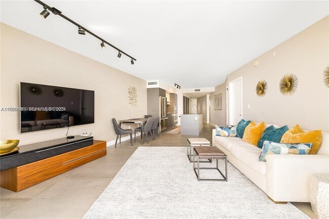 9821 E Bay Harbor Dr in Bay Harbor Islands, FL - Building Photo - Building Photo