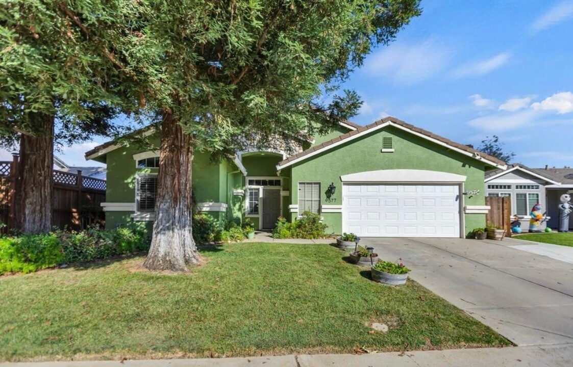 9577 Fetlock Way in Elk Grove, CA - Building Photo