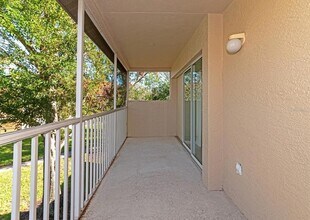 7107 Cedar Hollow Cir, Unit 24-202 in Bradenton, FL - Building Photo - Building Photo