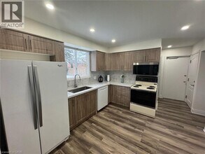 389 Dunvegan Dr in Waterloo, ON - Building Photo - Building Photo