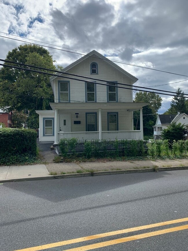 427 Delaware Ave in Kingston, NY - Building Photo - Building Photo