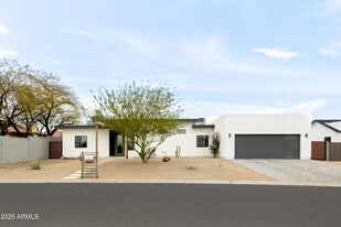 14025 N 11th Pl in Phoenix, AZ - Building Photo