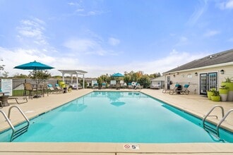 Hawthorne at the Hall in Rural Hall, NC - Foto de edificio - Building Photo