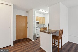 2101 Chestnut St in Philadelphia, PA - Building Photo - Building Photo