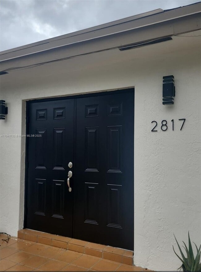 2817 SW 39th Ave in Miami, FL - Building Photo - Building Photo