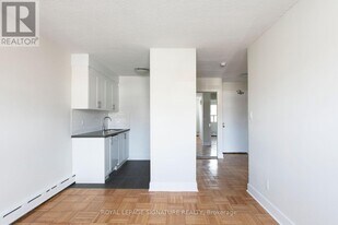 990 Avenue Rd in Toronto, ON - Building Photo